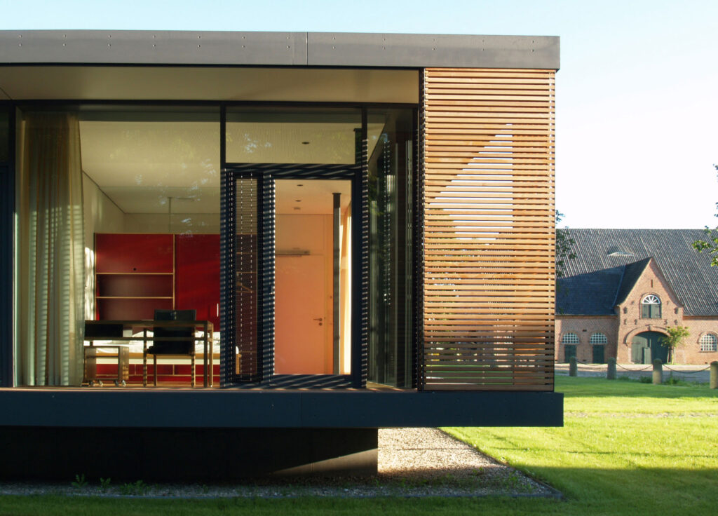 Teilansicht auf Seminargebäude Gut Siggen mit altem Nebengebäude im Hintergrund