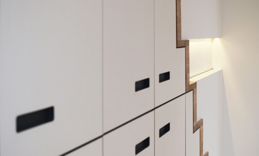 Treppenunterbauschrank mit beleuchtetem Fach