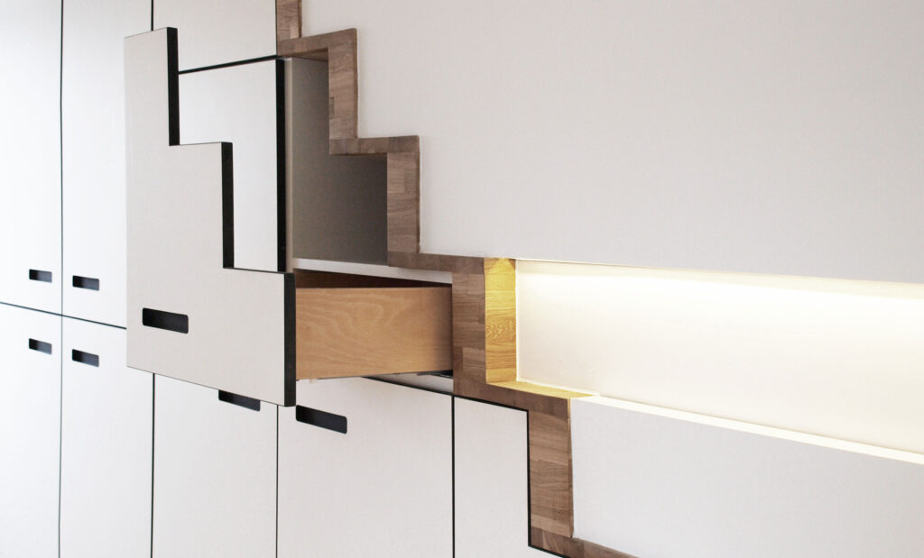 Stylischer Einbauschrank mit ausgezogenem Schubfach