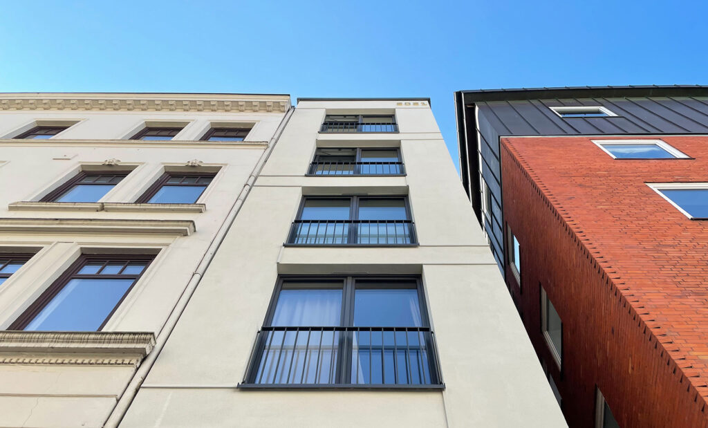 Blick auf eine schmale Hausfassade in Mathildenstraße Hamburg