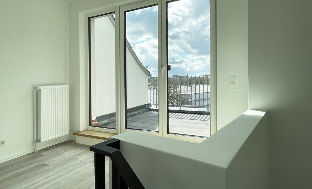 Blick aus einem Fenster auf einen Balkon mit Blick über Hamburg