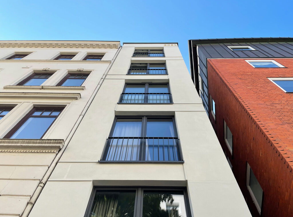 Blick auf eine schmale Hausfassade in Mathildenstraße Hamburg