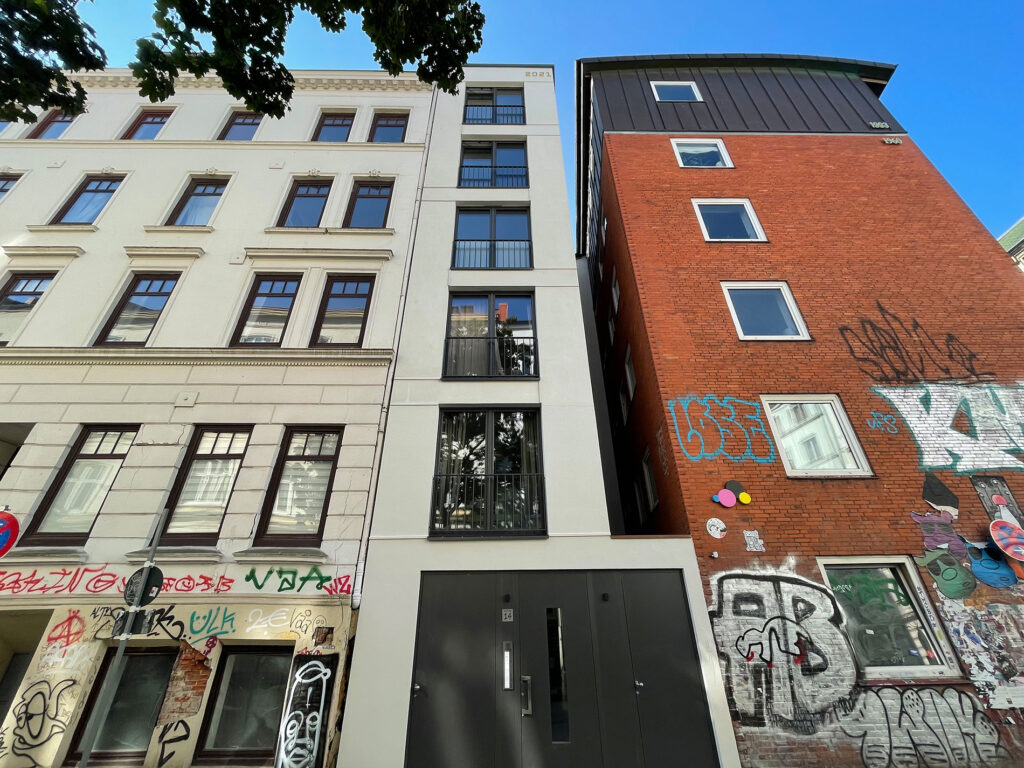 Blick auf eine schmale Hausfassade in Mathildenstraße Hamburg