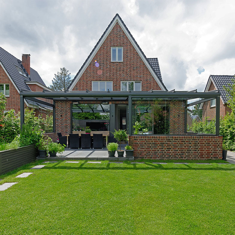 Einfamilienhaus Außenansicht mit Terrasse