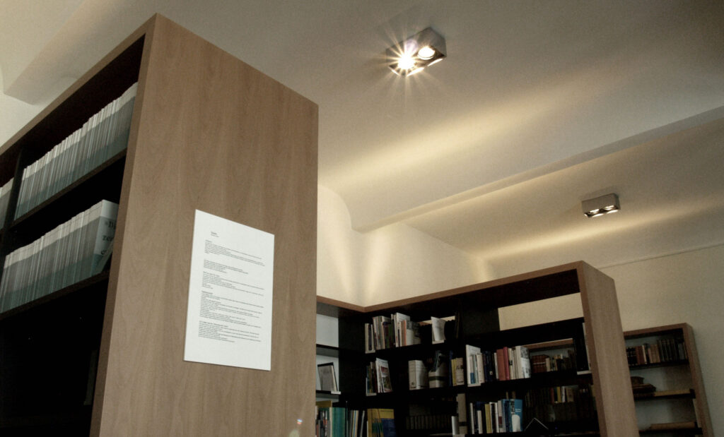 Alfred-Toepfer-Stiftung Innenansicht Richtung Decke mit Bücherregalen