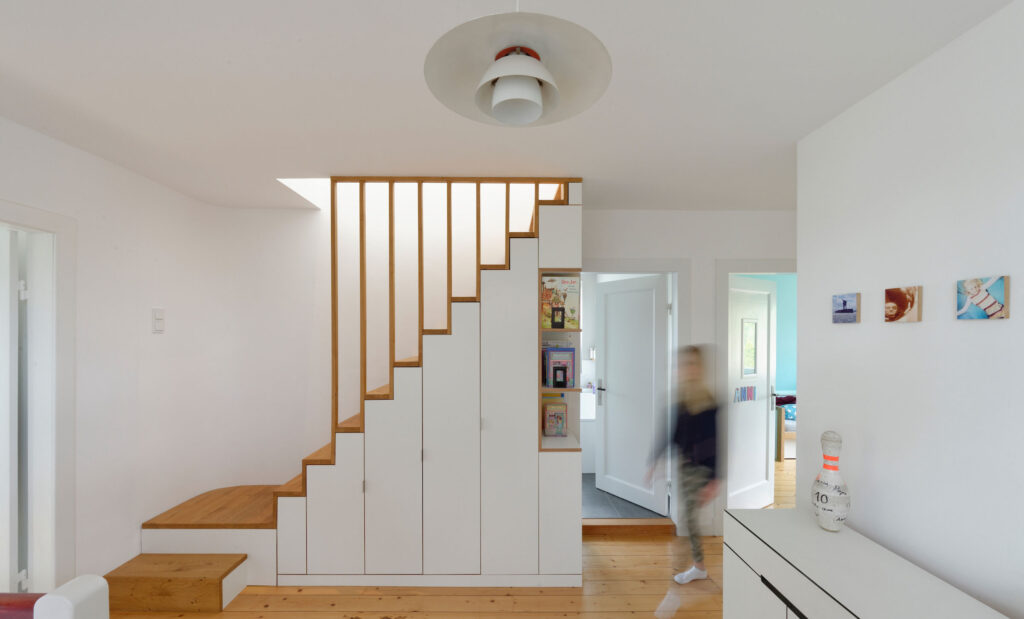 moderne Einfamilienhaus-Holz-Treppe mit Unterbauschränken in einem restauriertem Flur