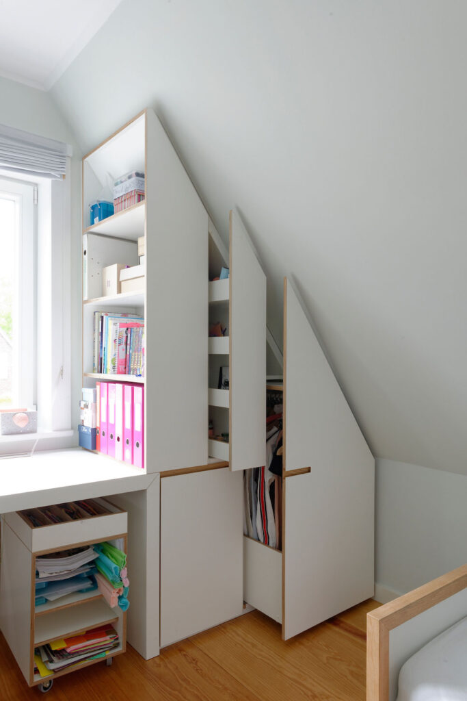 Einbauschränke in einem Dachgeschoss