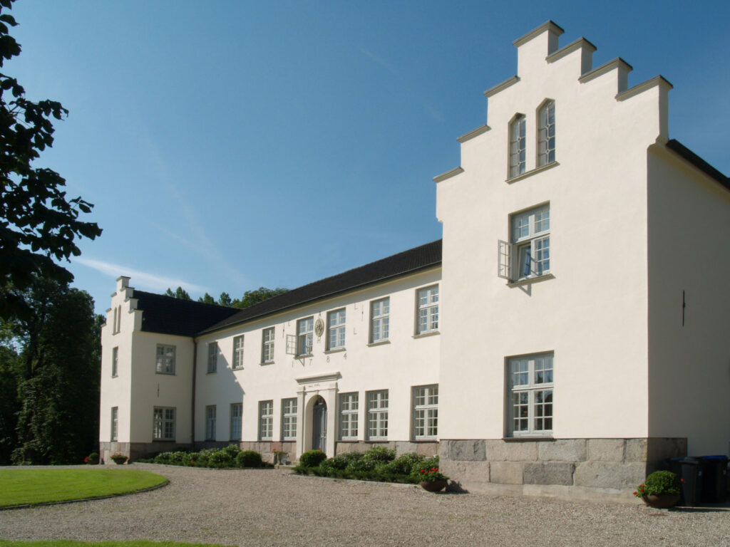 Außenansicht weißes Herrenhaus Gut Siggen