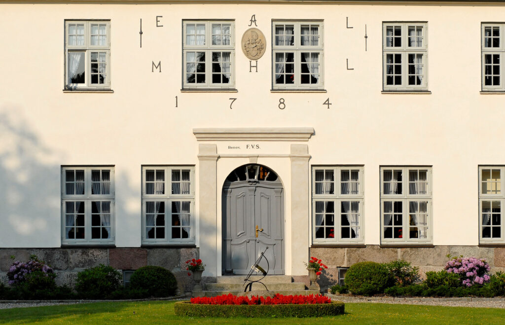 Detailansicht weißes Herrenhaus Gut Siggen mit Beschriftung EAL MHL 1784