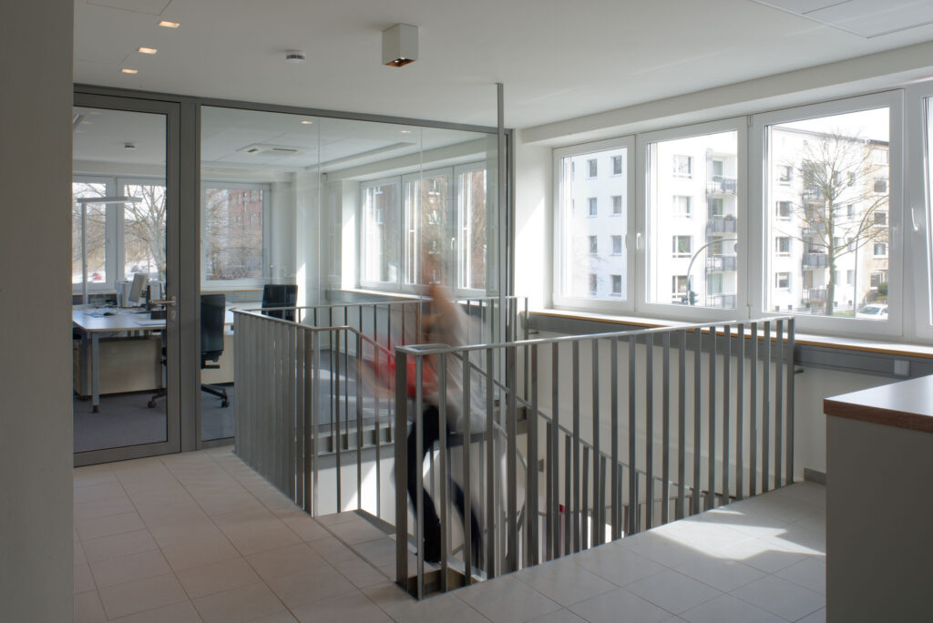 Blick auf Treppe mit Metallgeländer im Innenraum