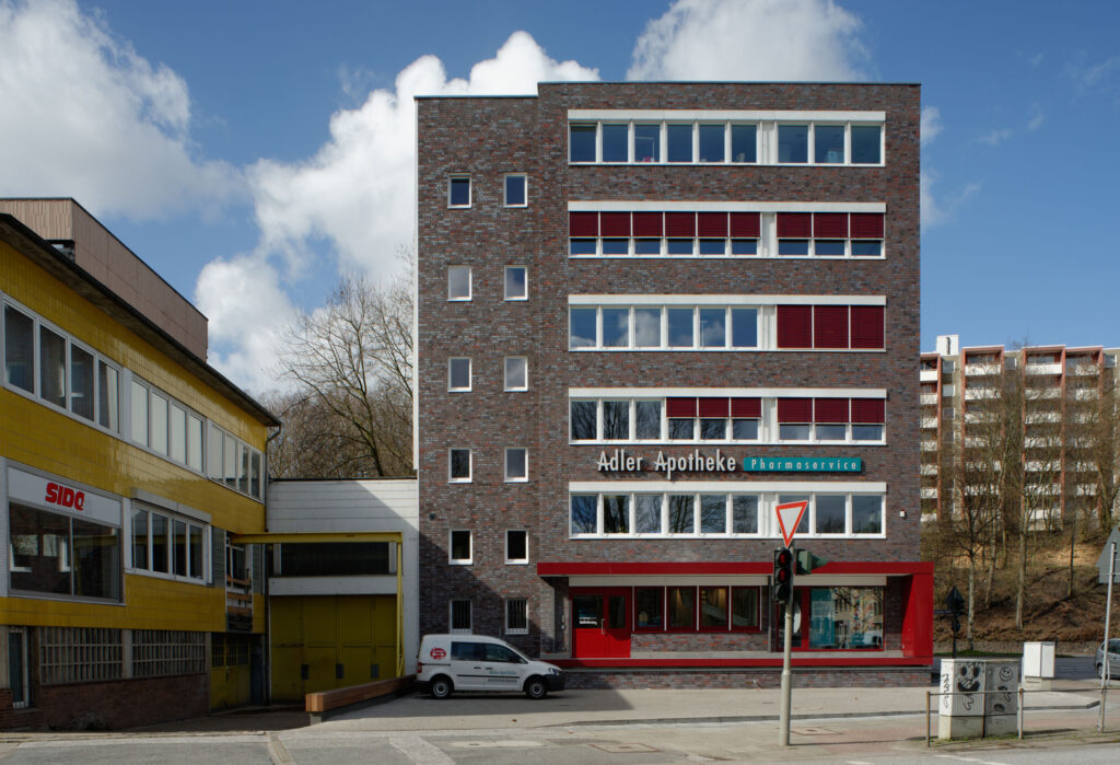 Adler Apotheke Hamburg - Frontalansicht eines sechsstöckigen Gebäudes