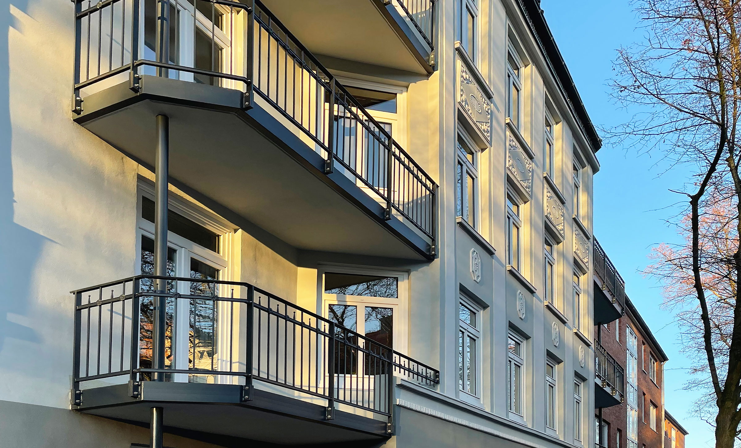 Außenansicht Mehrfamilien-Stadthaus in Hamburg mit Balkonen