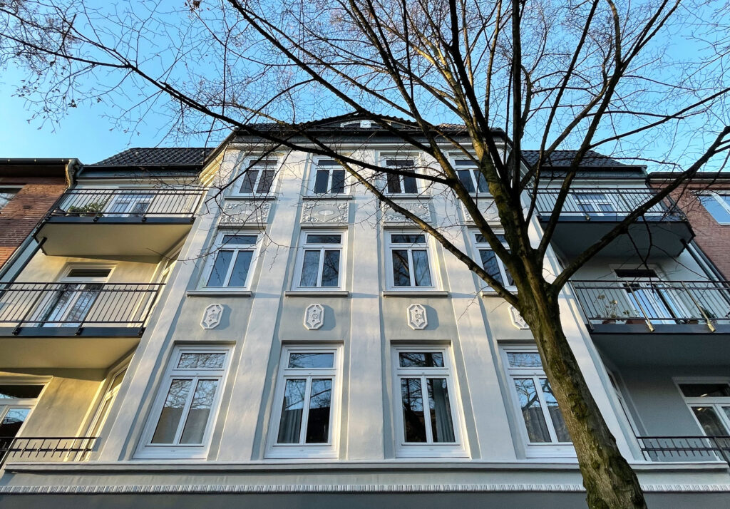 Außenansicht Mehrfamilien-Stadthaus in Hamburg mit Balkonen
