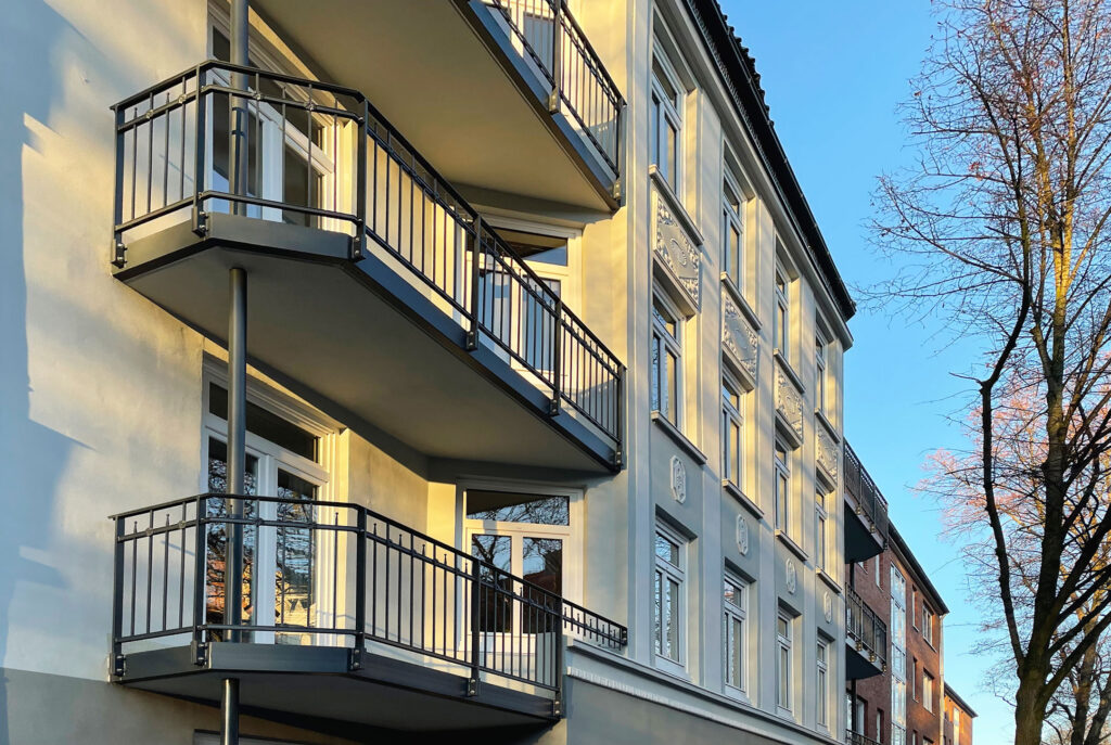 Außenansicht Mehrfamilien-Stadthaus in Hamburg mit Balkonen