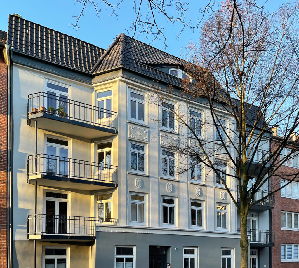Außenansicht Mehrfamilien-Stadthaus in Hamburg mit Balkonen