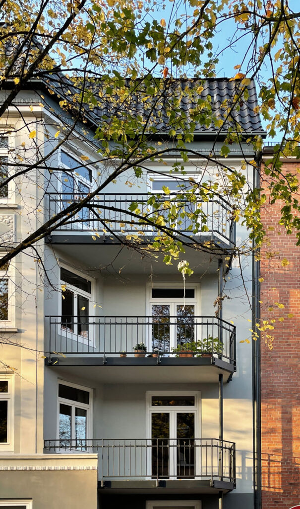 Außenansicht Mehrfamilien-Stadthaus in Hamburg mit Balkonen