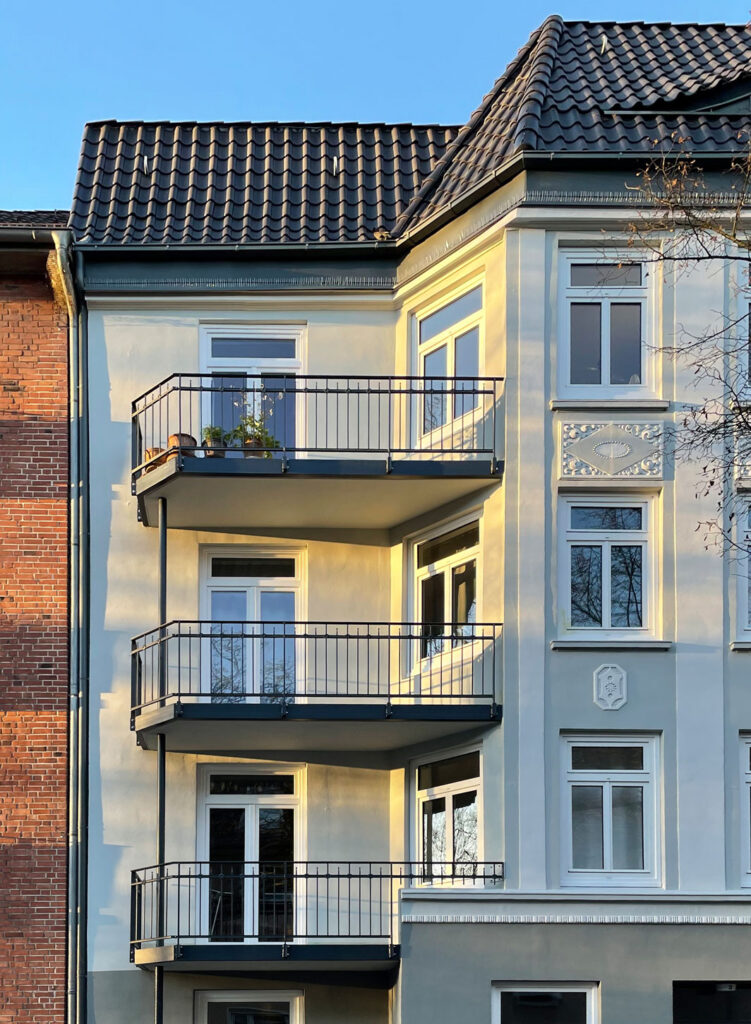 Außenansicht Mehrfamilien-Stadthaus in Hamburg mit Balkonen
