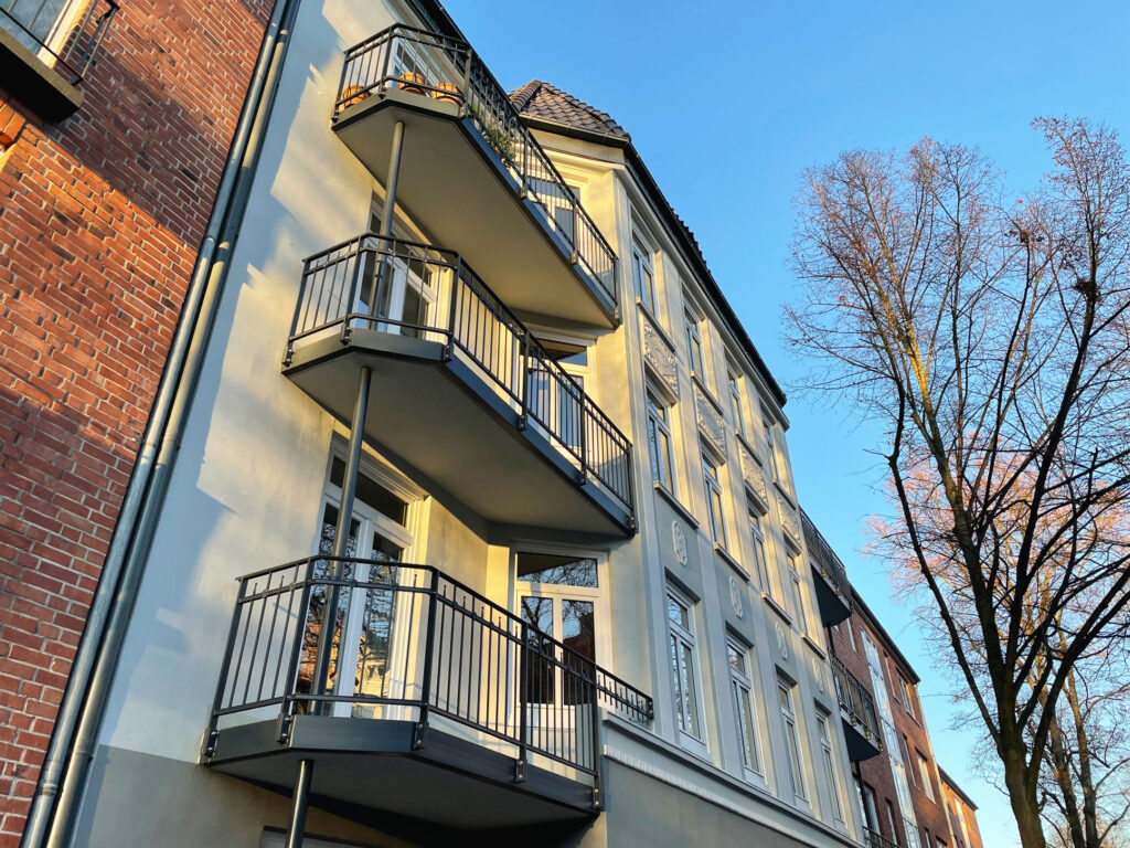 Außenansicht Mehrfamilien-Stadthaus in Hamburg mit Balkonen