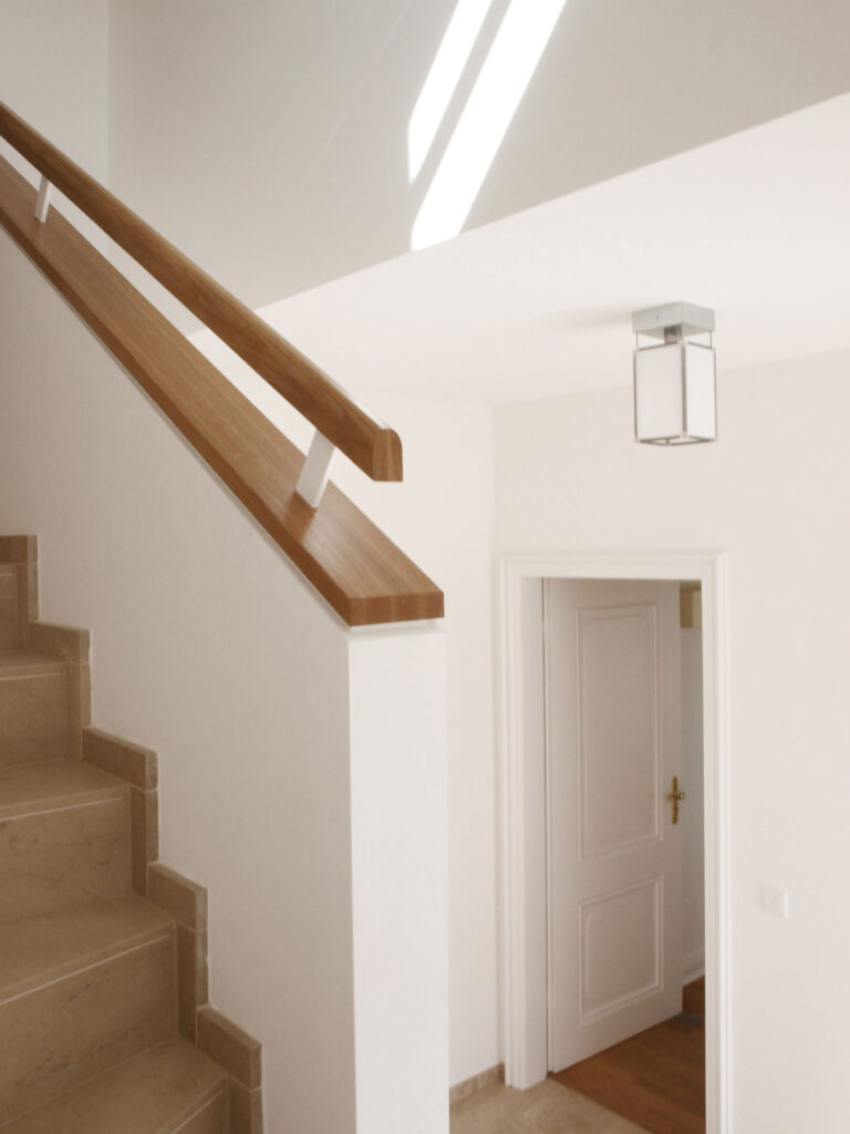 modernes Treppengeländer aus Holz