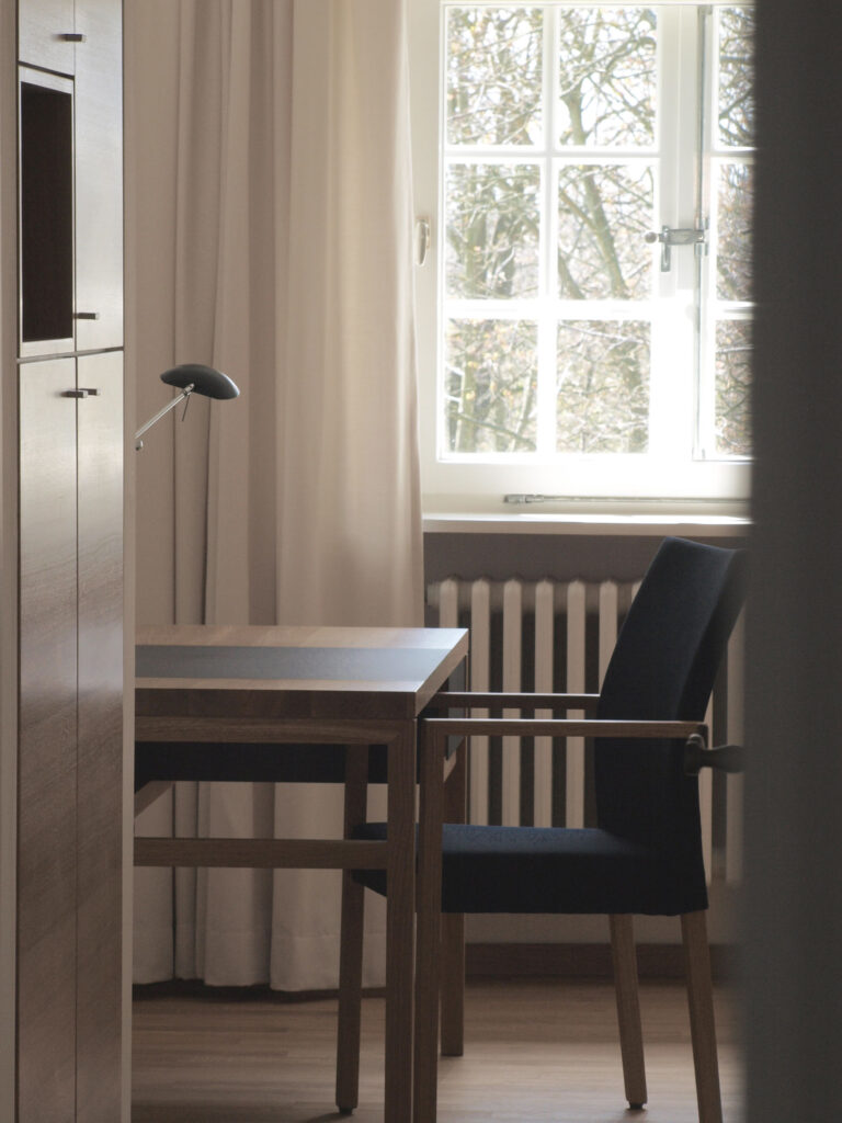 Stuhl und Schreibtisch vor einem Fenster