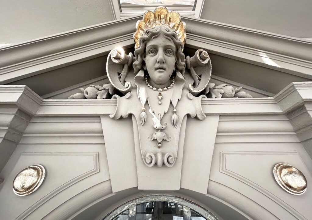 Fassade mit Stuckkopf am Grindelberg Hamburg