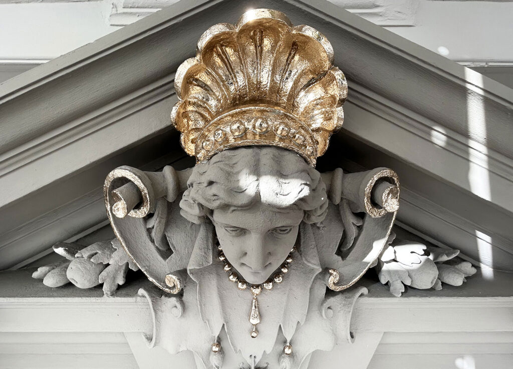 Stuckkopf mit goldener Krone