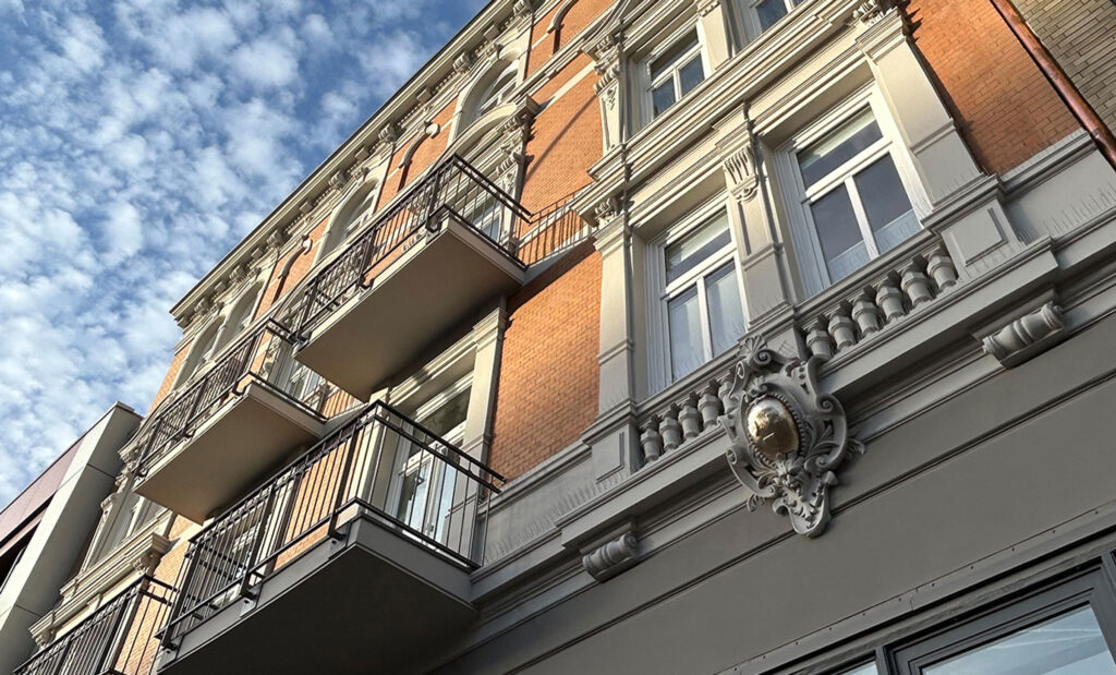 Backsteinfassade mit Verzierungen am Grindelberg Hamburg