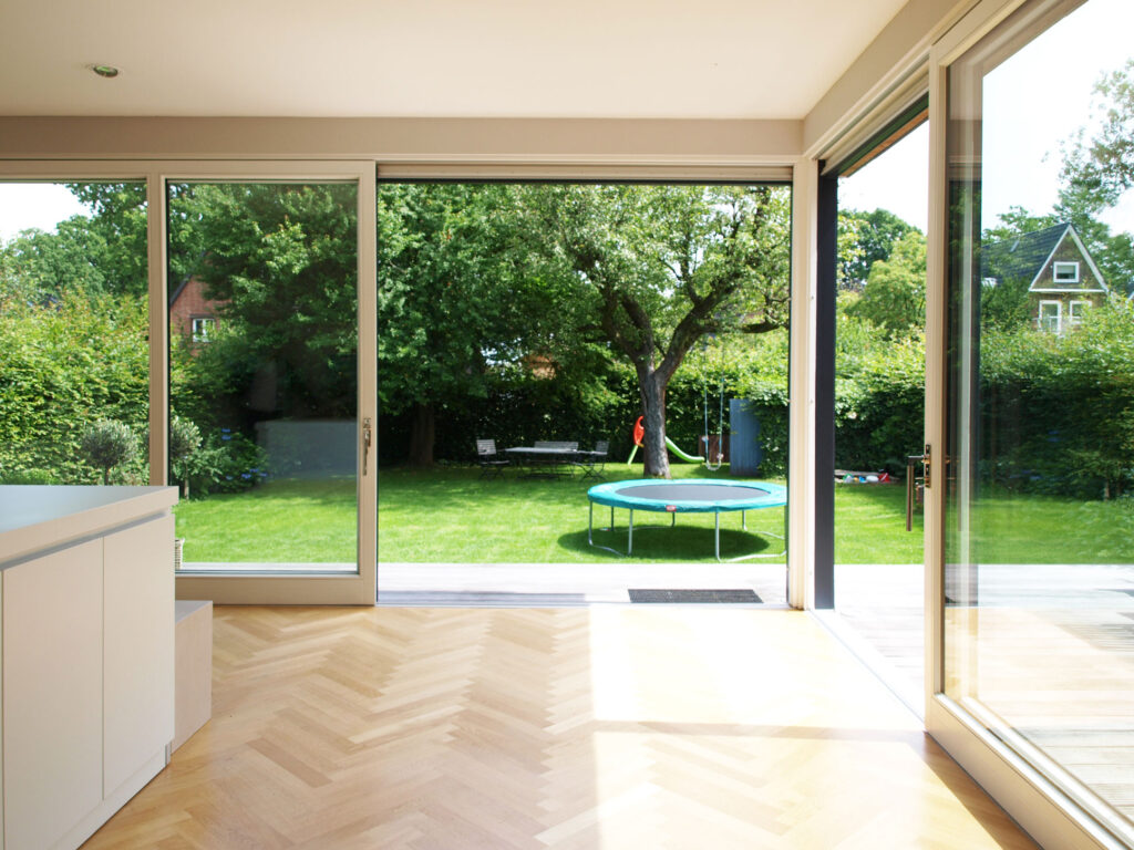 Blick aus der Küche in den Garten durch Terrassentür