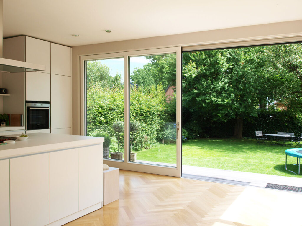 Blick aus der Küche in den Garten durch Terrassentür