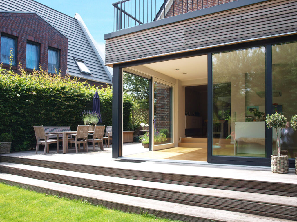 Einfamilienhaus Terrasse mit Blick in die Küche