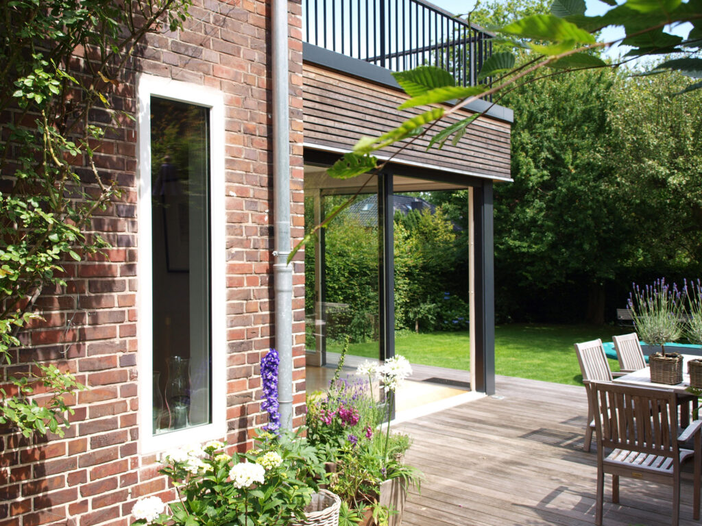 Einfamilienhaus Terrasse mit vielen Pflanzen