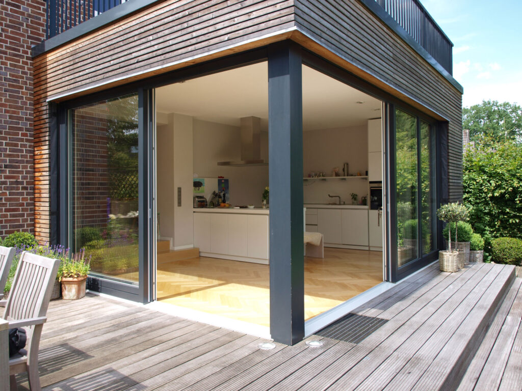 Einfamilienhaus Terrasse mit Blick in die Küche