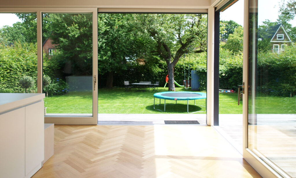 Blick aus der Küche in den Garten durch Terrassentür