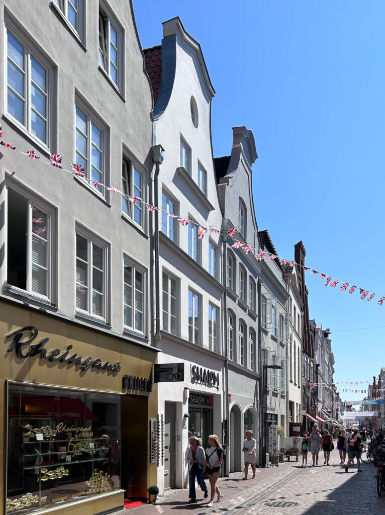 Blick auf Fassaden Hüxstraße in Lübeck