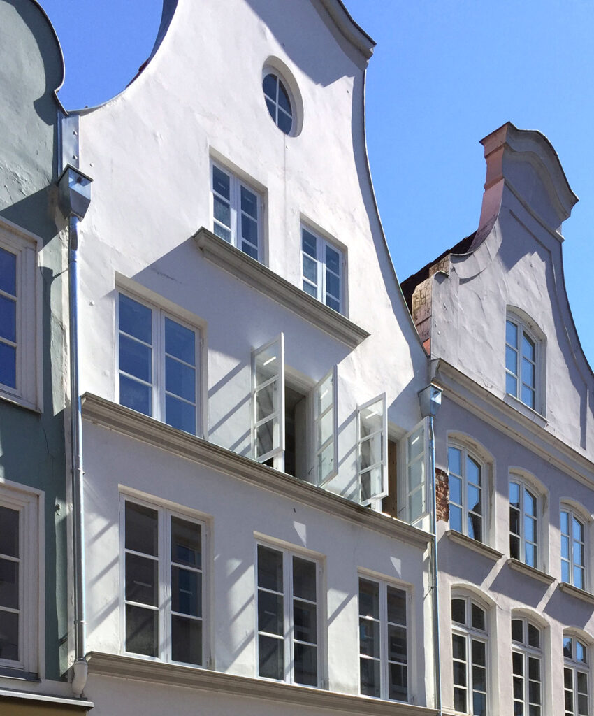 Blick auf Fassade mit geöffnetem Fenster in Lübeck