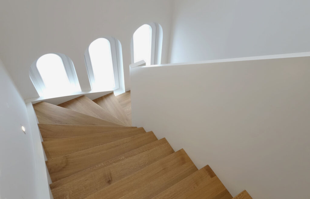 Blick in ein stylisches Treppenhaus von oben