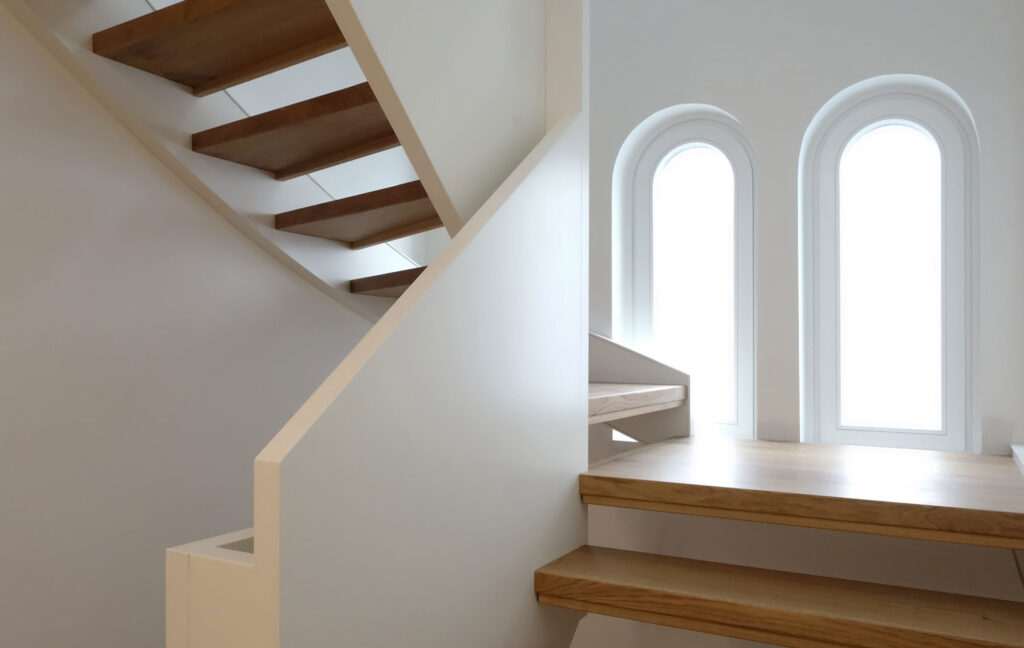 Blick in ein stylisches Treppenhaus