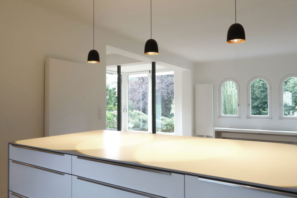 Blick in eine stylische Küche