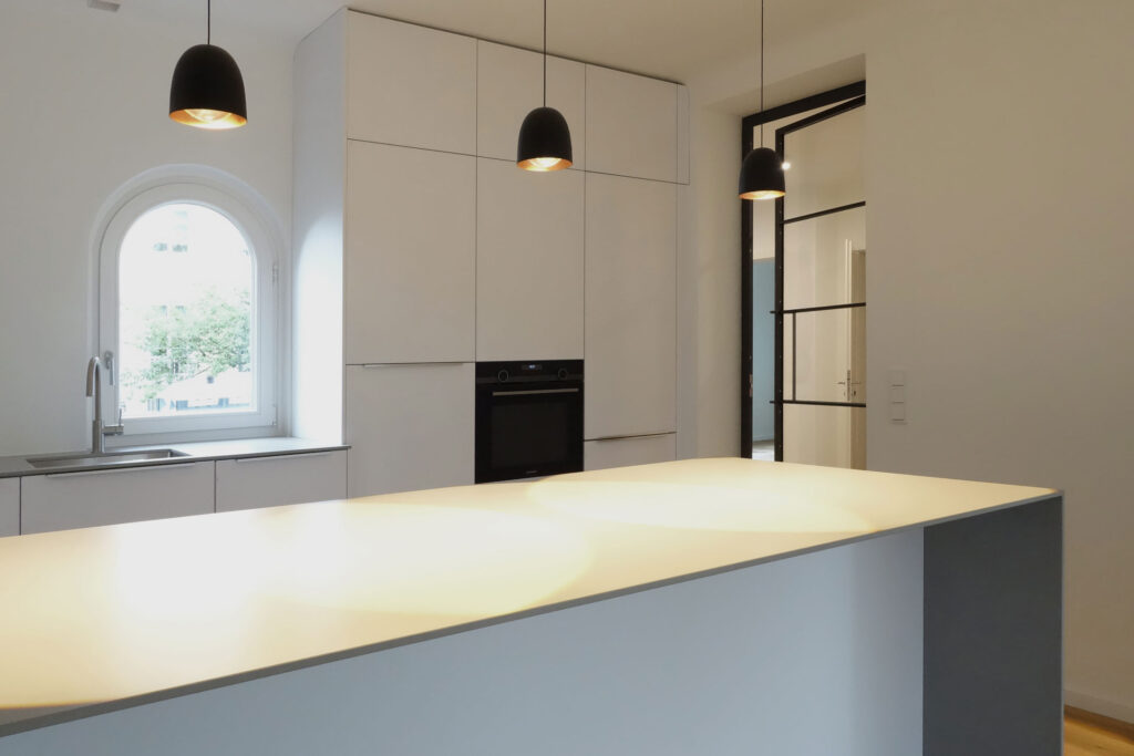 Blick in eine stylische Küche