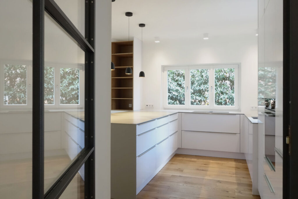 Blick in eine stylische Küche