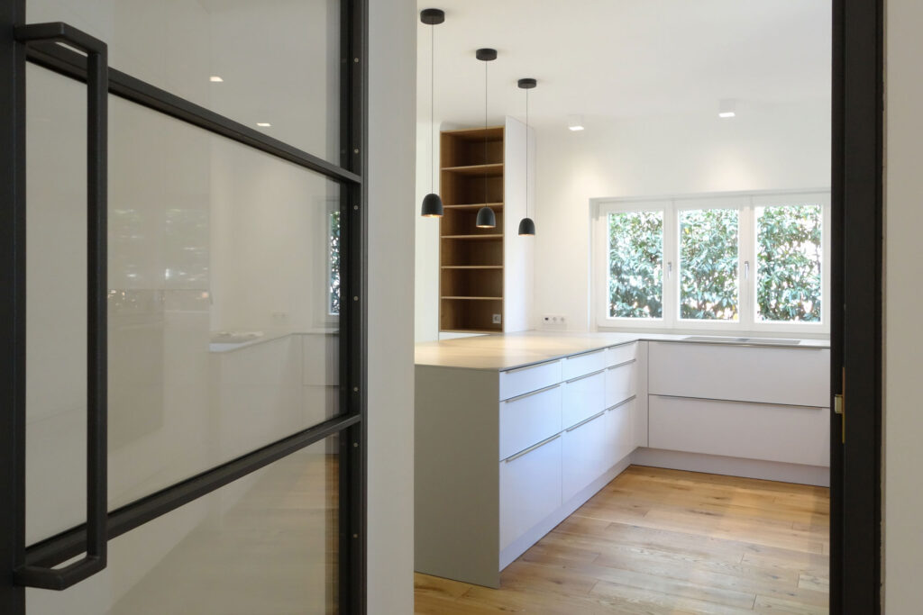 Blick in eine stylische Küche