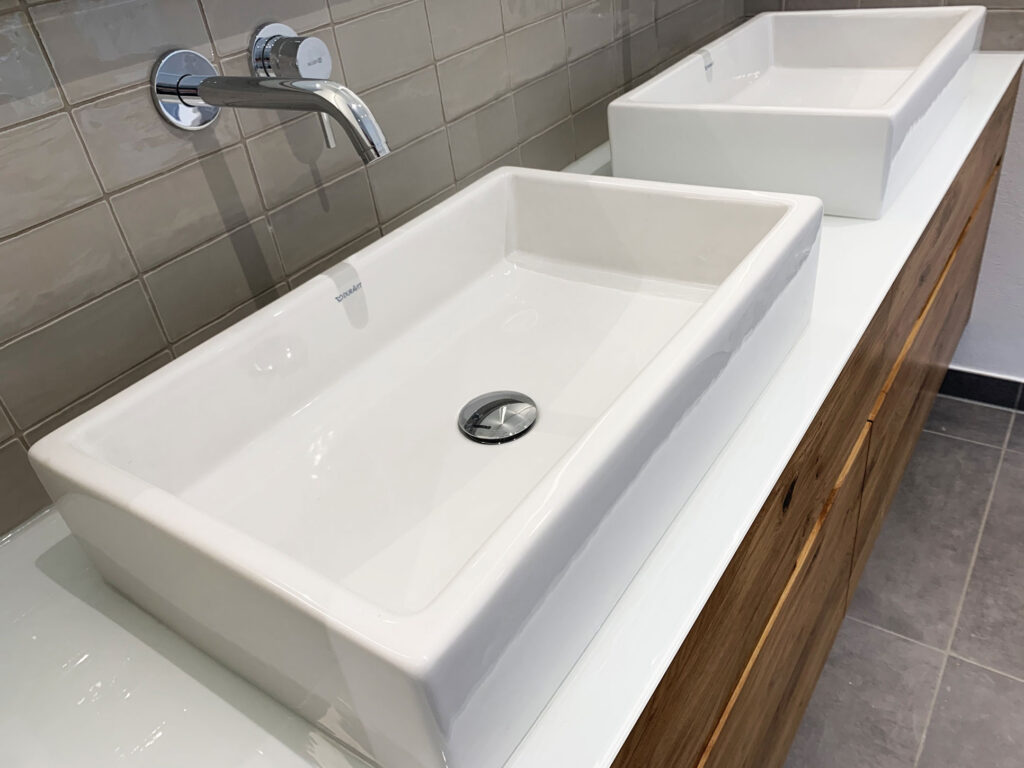 Blick in zwei Waschbecken an einem modernen Waschtisch