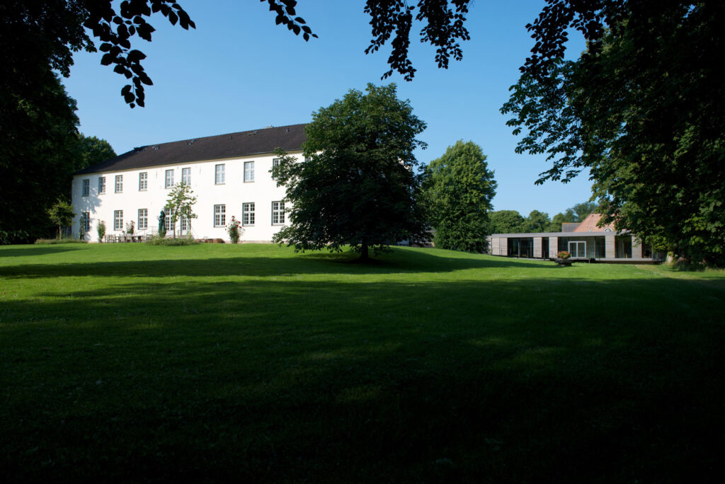 Blick über Wiese und Herrenhaus gut Siggen