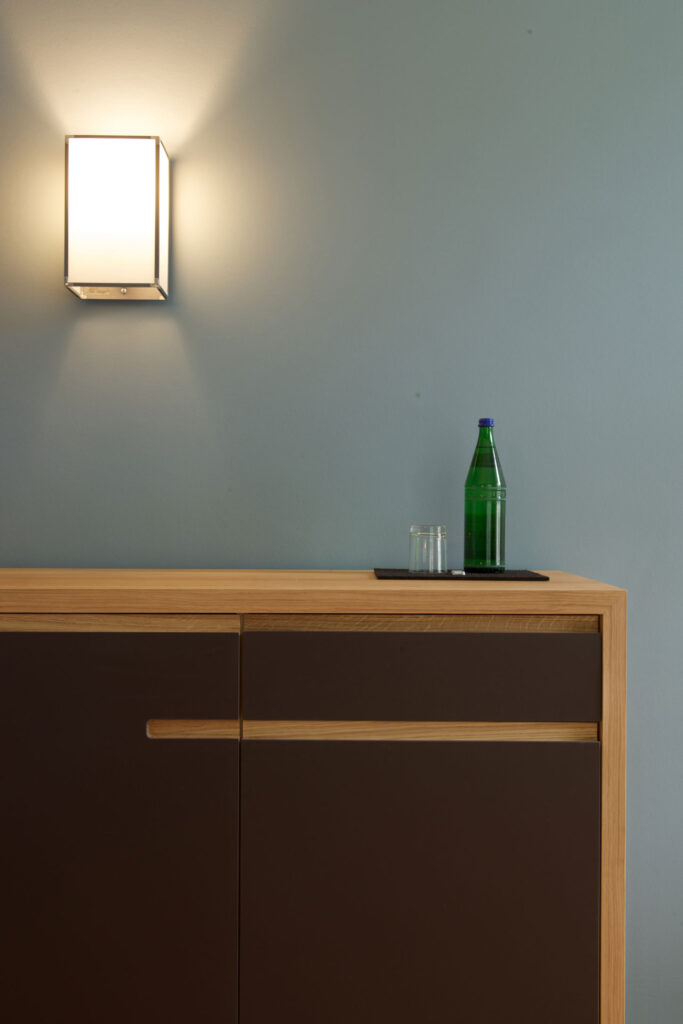Sideboard mit Flasche Wasser darauf