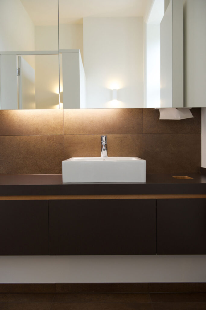 Waschbecken in stylischem Bad