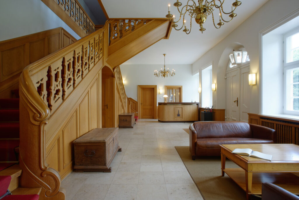 mondänes hölzernes Treppenhaus in einem Herrenhaus