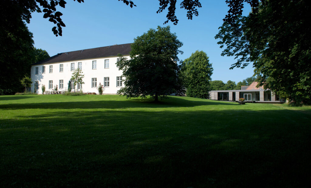 Blick über Wiese und Herrenhaus