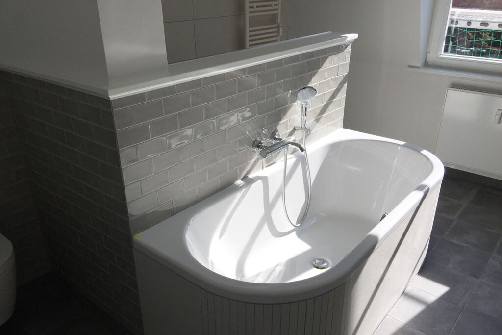 Badewanne in stylischem Bad