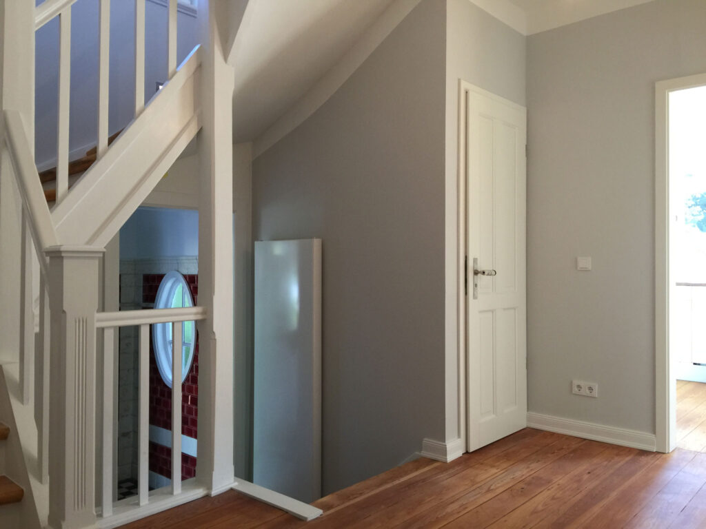 Innenansicht einer leeren Stadtvilla ins Treppenhaus