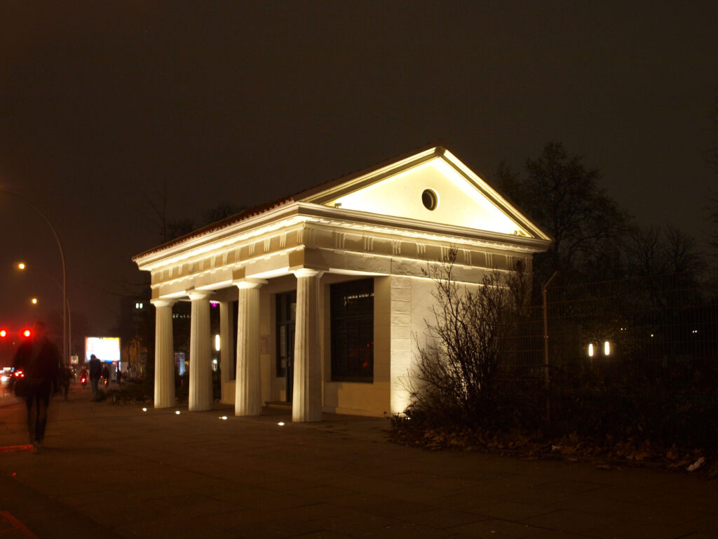 beleuchtete Millerntor Wache bei Nacht - kleines Gebäude in grieschen Stil mit vier Säulen